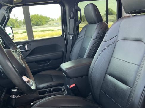 Used 2019 Jeep Wrangler Unlimited Sahara AWD/4WD image 15