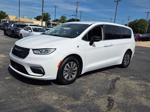 Used 2024 Chrysler Pacifica Limited FWD image 3