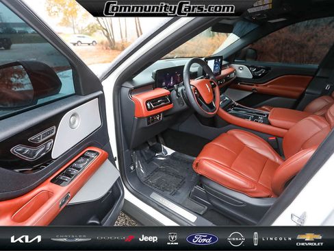 Certified 2025 Lincoln Aviator Reserve w/ Equipment Group 201A image 11