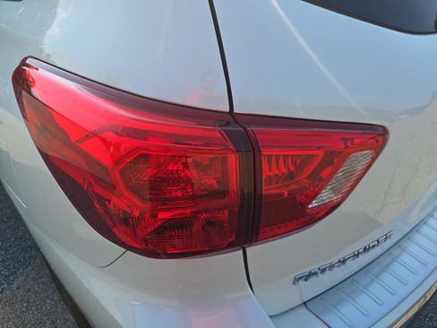 Used 2019 Nissan Pathfinder SL FWD image 31