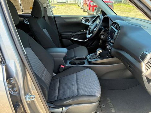 Used 2025 Kia Soul LX w/ LX Technology Package FWD image 29