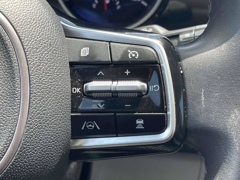 Used 2024 Kia Carnival EX FWD image 30