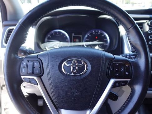 Used 2017 Toyota Highlander Limited Platinum AWD/4WD image 15
