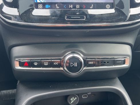 Used 2024 Volvo XC40 B5 Core image 19