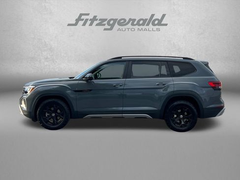 Used 2024 Volkswagen Atlas Peak Edition SE AWD/4WD image 4