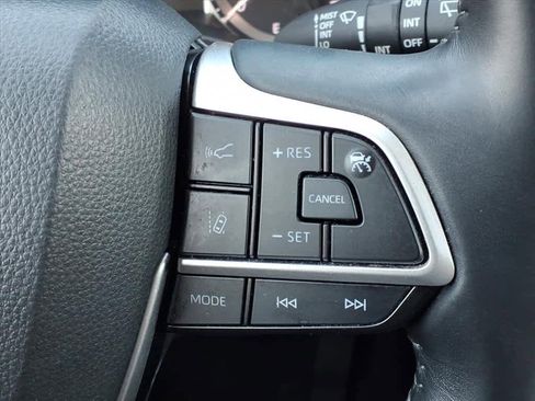 Used 2023 Toyota Highlander XLE image 19