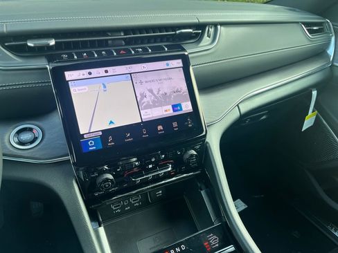 New 2025 Jeep Grand Cherokee L Overland w/ Luxury Tech Group IV image 16