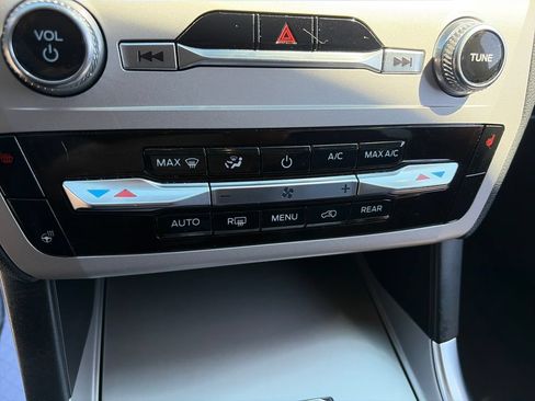 Used 2023 Ford Explorer XLT w/ Equipment Group 202A AWD/4WD image 23