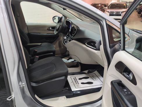 Used 2017 Chrysler Pacifica Touring FWD image 9