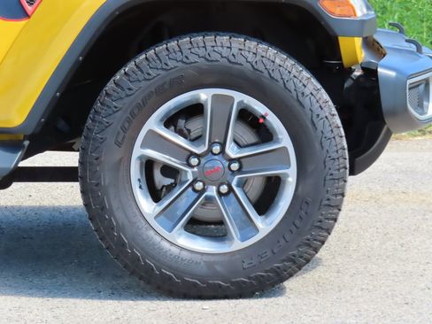 Used 2019 Jeep Wrangler Unlimited Sahara AWD/4WD image 11