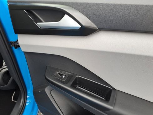 Certified 2022 Volkswagen Taos SE image 9