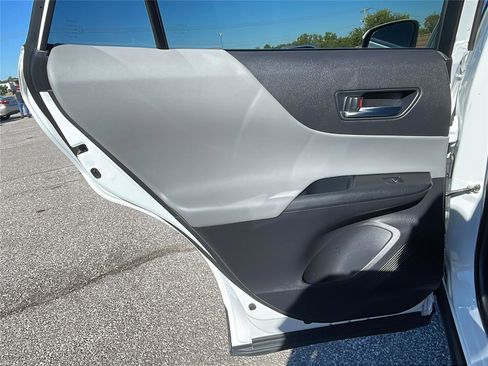 Used 2023 Toyota Venza LE image 17