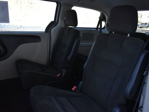 Used 2016 Dodge Grand Caravan SXT image 17