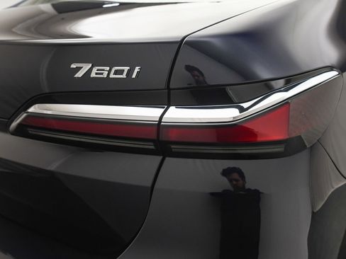 Used 2024 BMW 760i xDrive w/ Premium Package 2 image 25