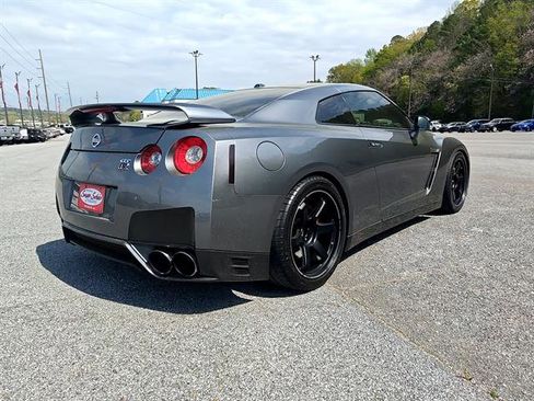 Used 2014 Nissan GT-R Premium image 11