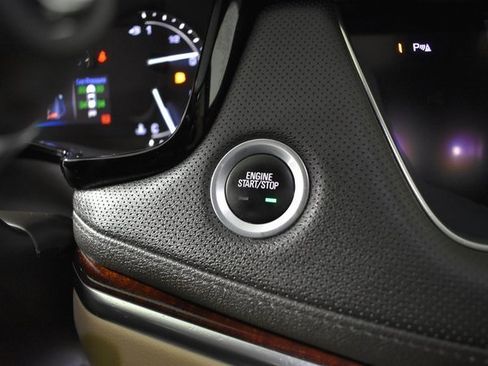 Used 2018 Cadillac XT5 Luxury w/ Driver Awareness Package image 18