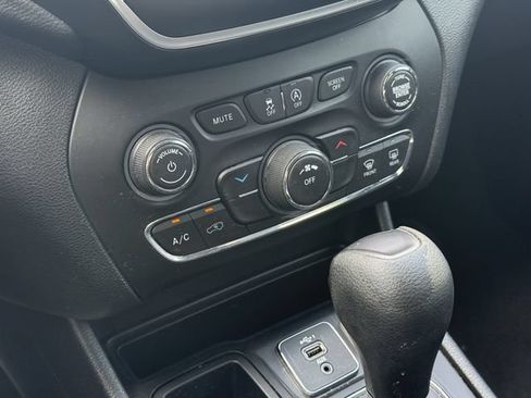 Used 2019 Jeep Cherokee Latitude w/ Popular Appearance Group FWD image 27