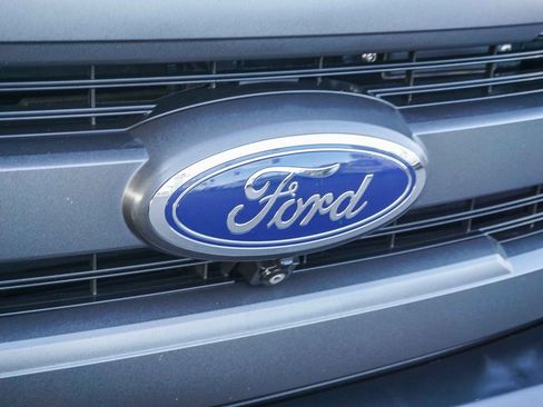 Used 2017 Ford F150 Platinum w/ Equipment Group 701A Luxury image 12