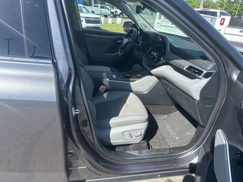 Used 2024 Toyota Highlander Platinum FWD image 31