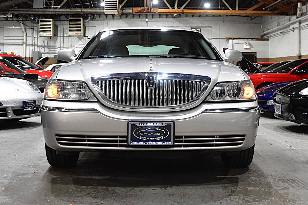 Used 2005 Lincoln Town Car Signature RWD image 2