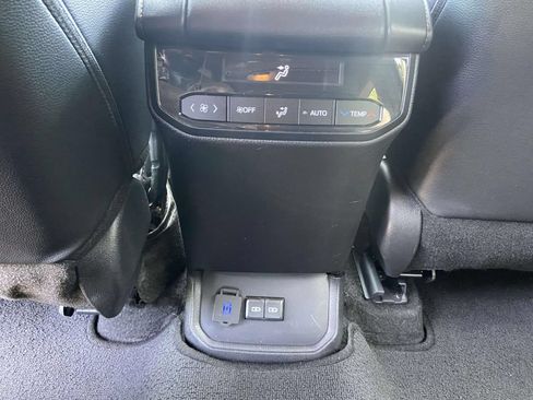 Used 2024 Toyota Highlander XSE FWD image 16