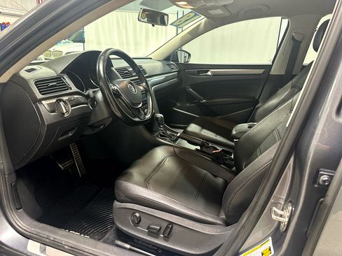 Used 2018 Volkswagen Passat 2.0T R-Line w/ R-Line Lighting Package image 8