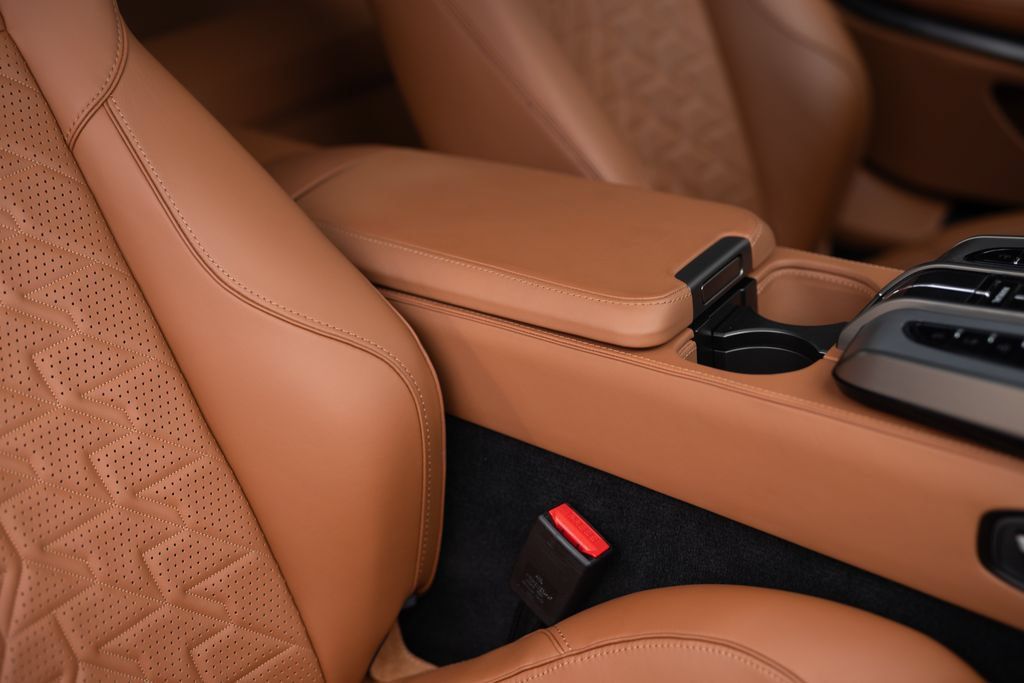 Used 2025 Aston Martin Vanquish RWD image 41