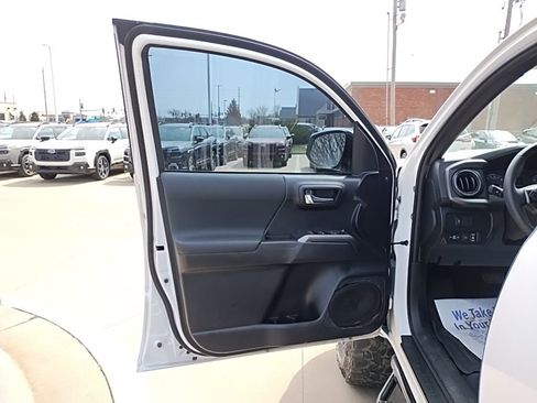 Used 2021 Toyota Tacoma TRD Sport w/ Technology Package image 19