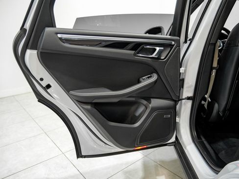 Used 2022 Porsche Macan image 41