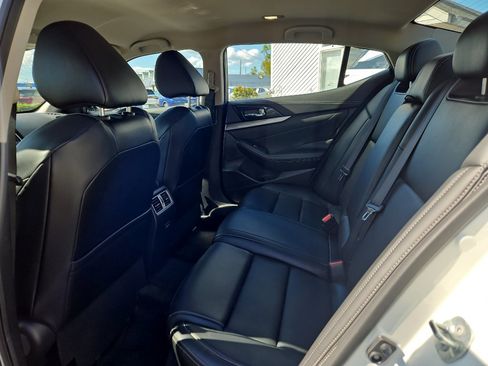 Used 2022 Nissan Maxima SV w/ Floor Mat Group FWD image 9