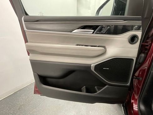 Used 2024 Jeep Wagoneer L Series II w/ Flexible Seating Group RWD image 9