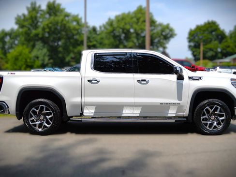 Used 2022 GMC Sierra 1500 SLT w/ SLT Convenience Package AWD/4WD image 4