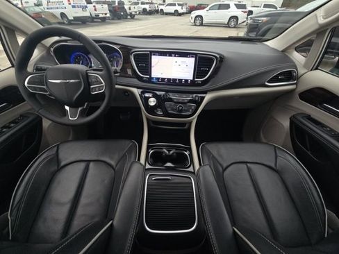 Used 2024 Chrysler Pacifica Limited image 29