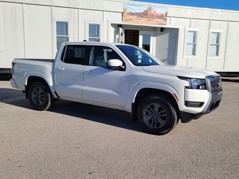 Certified 2025 Nissan Frontier SV image 2
