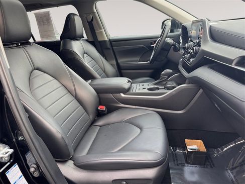 Used 2022 Toyota Highlander XLE image 15