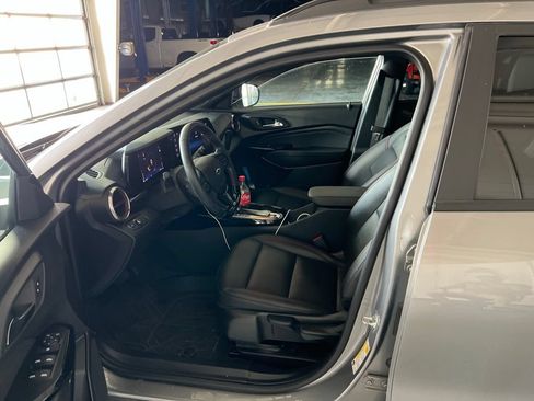 Used 2025 Chevrolet Trax RS w/ Driver Confidence Package FWD image 5