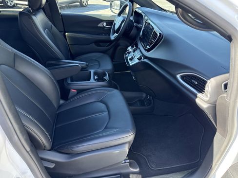 Used 2025 Chrysler Pacifica Select image 37