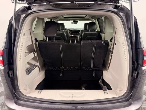 Used 2023 Chrysler Pacifica Limited FWD image 21