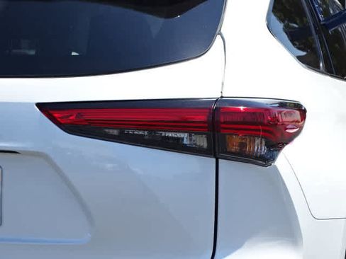 Used 2022 Toyota Highlander Platinum AWD/4WD image 11