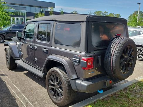 Used 2022 Jeep Wrangler Unlimited Sahara w/ Cold Weather Group image 10