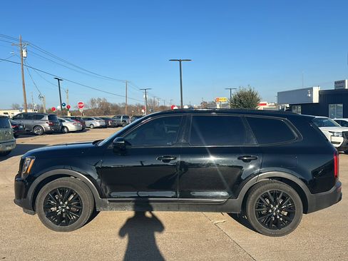 Used 2022 Kia Telluride SX w/ SX Prestige Package image 2