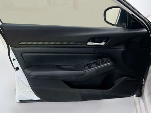 Used 2024 Nissan Altima 2.5 SV FWD image 16