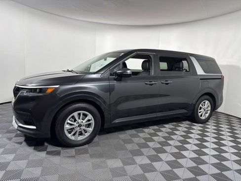 Used 2024 Kia Carnival LX image 11