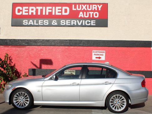 Used 2011 BMW 335i xDrive Sedan AWD/4WD image 2