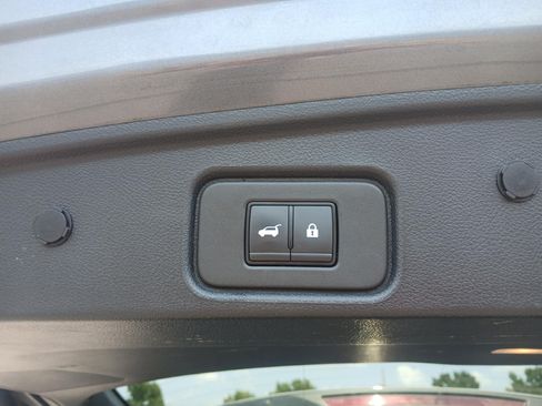 Used 2025 Nissan Pathfinder SV FWD image 18