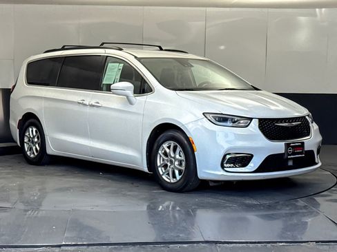 Used 2022 Chrysler Pacifica Touring-L FWD image 1