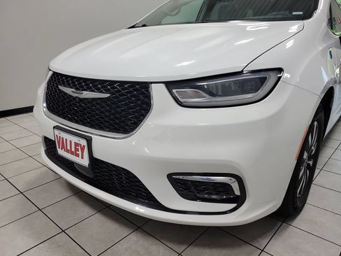 Used 2023 Chrysler Pacifica Touring-L FWD image 24