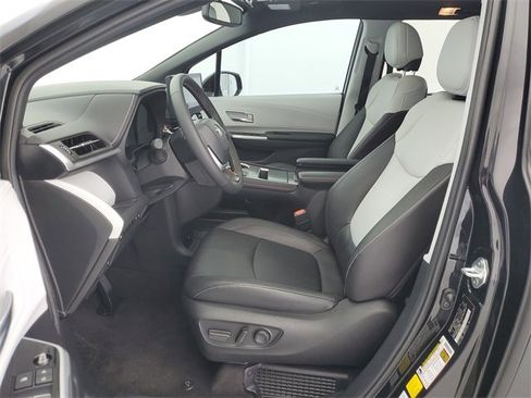 Used 2025 Toyota Sienna XSE image 19