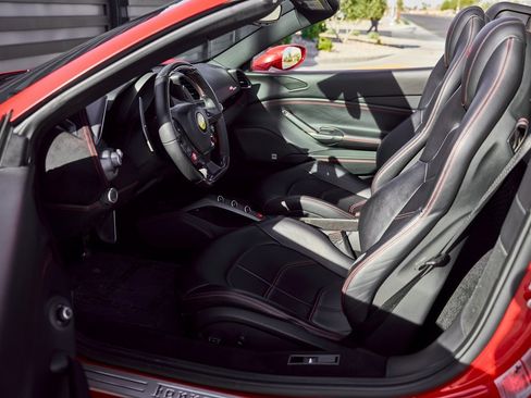 Used 2019 Ferrari 488 Spider Base image 32