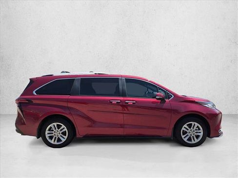 Used 2025 Toyota Sienna Limited FWD image 4